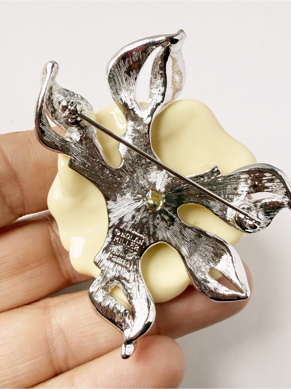 Nolan Miller Camellia Flower Cream Lucite Rhinestone Brooch Glamour Collection - Picture 7 of 8